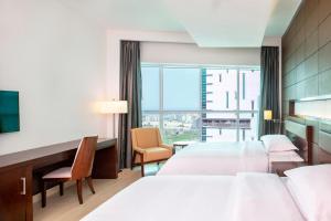Letto o letti in una camera di Four Points by Sheraton Sharjah