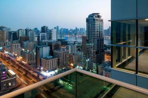 Vista generica su Sharjah o vista sulla città dall'interno dell'hotel