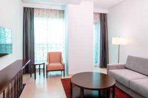 Area soggiorno di Four Points by Sheraton Sharjah