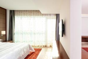 Letto o letti in una camera di Four Points by Sheraton Sharjah