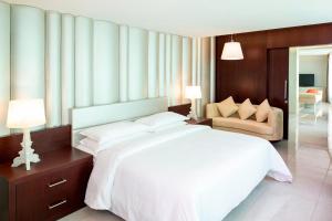 Letto o letti in una camera di Four Points by Sheraton Sharjah