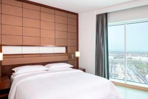 Letto o letti in una camera di Four Points by Sheraton Sharjah
