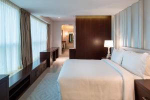 Letto o letti in una camera di Four Points by Sheraton Sharjah