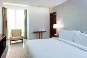 Letto o letti in una camera di Four Points by Sheraton Sharjah