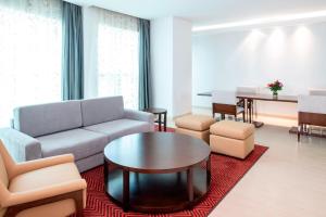 Area soggiorno di Four Points by Sheraton Sharjah