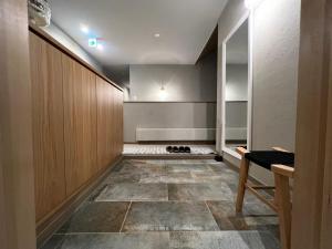 a hallway with a tile floor in a room at 瑞穂ゲストハウス in Utsunobara