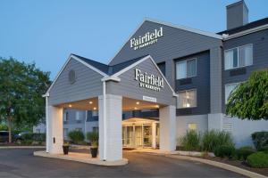 un edificio con el nombre de un hotel en Fairfield by Marriott, en Troy
