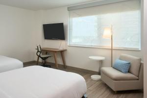 Element Melbourne Oceanfront客房内的一张或多张床位