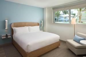 Element Melbourne Oceanfront客房内的一张或多张床位