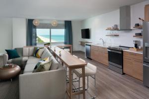 Kuchyň nebo kuchyňský kout v ubytování Element Melbourne Oceanfront