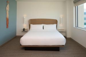 Element Melbourne Oceanfront客房内的一张或多张床位