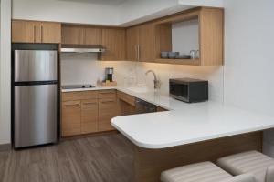 Element Melbourne Oceanfront的厨房或小厨房