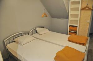 1 Schlafzimmer mit 2 Betten und einem Schrank in der Unterkunft Mars in La-Roche-en-Ardenne