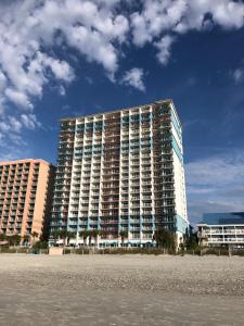 默特尔比奇Paradise Resort的海边的一座大楼