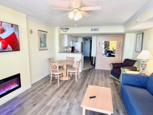 默特尔比奇Paradise Resort的客厅里有一张沙发和一张桌子。