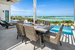Imagine din galeria proprietății Maresia Villa - Luxurious Villa with Infinity Pool, Rooftop and Amazing Views în Providenciales