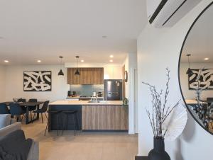 Η κουζίνα ή μικρή κουζίνα στο Modern Torquay Living