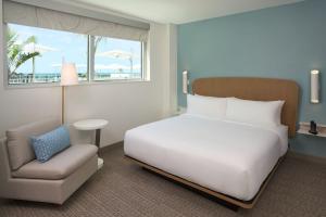 Element Melbourne Oceanfront客房内的一张或多张床位