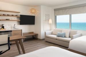 TV a/nebo společenská místnost v ubytování Element Melbourne Oceanfront