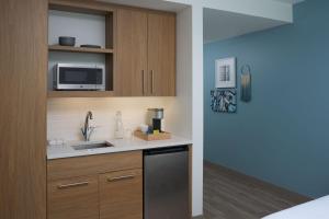 Element Melbourne Oceanfront的厨房或小厨房