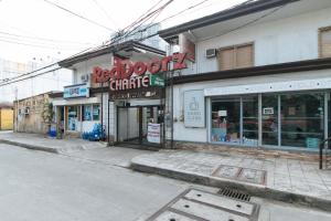 een winkel aan de straatkant bij RedDoorz at San Antonio Makati in Manilla