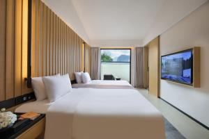 Guilin Yangshuo Nine Roots Luxury Hotel客房内的一张或多张床位