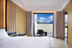 Guilin Yangshuo Nine Roots Luxury Hotel客房内的一张或多张床位
