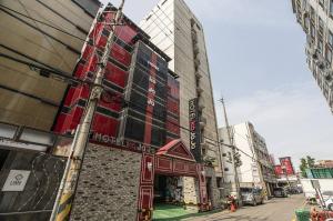 un edificio al costado de una calle en Hotel KoJaJa, en Incheon