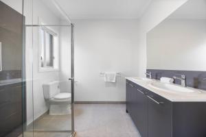 Φωτογραφία από το άλμπουμ του Modern Family Home in Lucas with Free WiFi σε Windermere