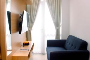 Телевизор и/или развлекательный центр в Comfort 1BR at Vasanta Innopark Apartment By Travelio
