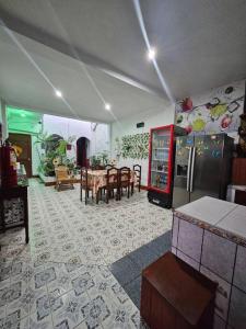 una cucina e una sala da pranzo con tavolo e frigorifero di Sarisa House a Iquitos