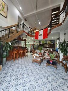 una hall con sedie, tavoli e una scala di Sarisa House a Iquitos