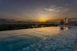 Η ανατολή ή δύση του ηλίου όπως φαίνεται από αυτό το διαμέρισμα ή από εκεί κοντά