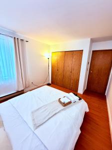 バンクーバーにあるPrivate Room In The Heart Of The Cityの白いベッドとタオルが2枚置かれた寝室