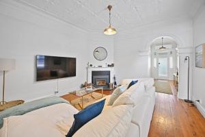 Μια τηλεόραση ή/και κέντρο ψυχαγωγίας στο Dora Cottage - Heritage, Central & Cosy