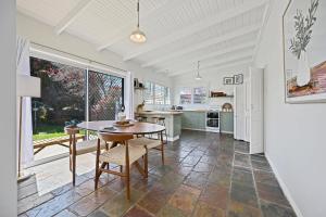 Η κουζίνα ή μικρή κουζίνα στο Dora Cottage - Heritage, Central & Cosy