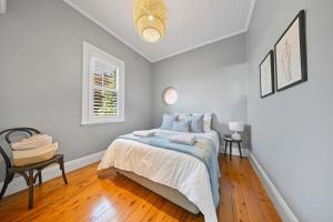 Ένα ή περισσότερα κρεβάτια σε δωμάτιο στο Dora Cottage - Heritage, Central & Cosy