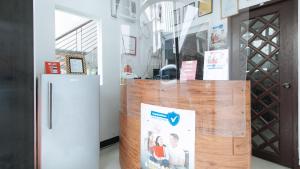 een koelkast in een kamer naast een deur bij RedDoorz at San Antonio Makati in Manilla