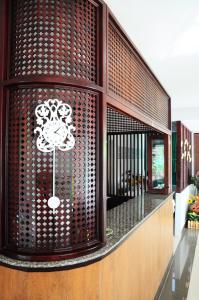 una hall con una parete di bottiglie di vino di Choktawee Smile a Chiang Mai