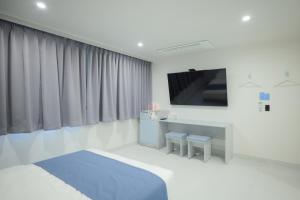 Aank Air Hotel Jinjuseong的电视和/或娱乐中心