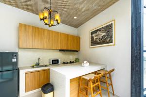 Kuchyň nebo kuchyňský kout v ubytování Putih Susu Villa by Great Bali Villas