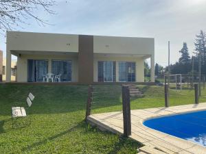 Bazén v ubytovaní El VIEJI alebo v jeho blízkosti