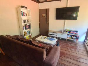 TV a/nebo společenská místnost v ubytování Red Moon Hideaway
