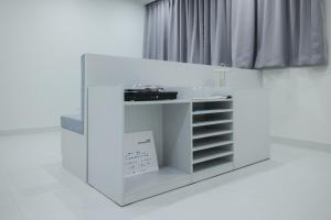 晋州市Aank Air Hotel Jinjuseong的房间里有窗帘的白色橱柜