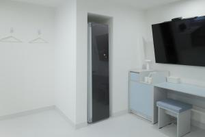 Aank Air Hotel Jinjuseong的电视和/或娱乐中心