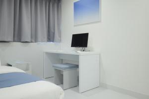 Aank Air Hotel Jinjuseong的电视和/或娱乐中心