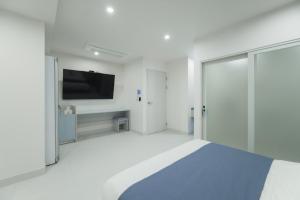 Aank Air Hotel Jinjuseong的电视和/或娱乐中心