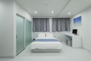 Aank Air Hotel Jinjuseong客房内的一张或多张床位