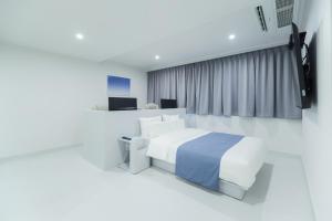 Aank Air Hotel Jinjuseong的电视和/或娱乐中心