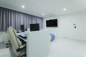 Aank Air Hotel Jinjuseong的电视和/或娱乐中心